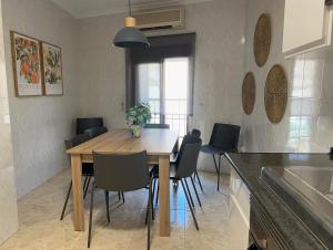 a dining room table and chairs in a kitchen at Casa Rural Fuente Vieja in Malpartida de Plasencia