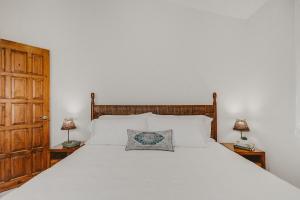 une chambre avec un grand lit blanc avec deux lampes dans l'établissement Casa La Buena Vida 2 bedroom Villa, à Puerto Morelos 18 autres photos