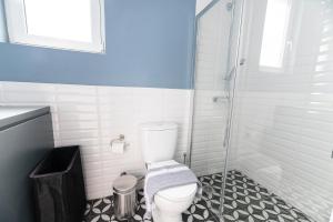 un bagno con wc e doccia di Central apartment 5min from Omonoia Subway Station ad Atene Altre 6 foto