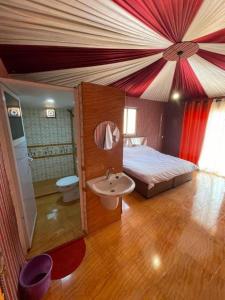 Un baño con una cama y un lavabo en una habitación. en Wadi Rum Camp tr, en Wadi Rum