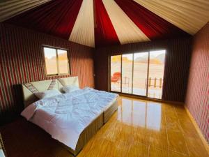 Un dormitorio con una cama grande en una habitación. en Wadi Rum Camp tr, en Wadi Rum 5 fotos más