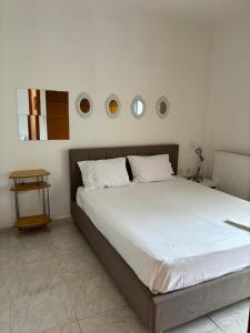 Ένα ή περισσότερα κρεβάτια σε δωμάτιο στο Dimitra House Entire apartment with balcony and view