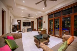TV a/nebo společenská místnost v ubytování Orchid House Pattaya, Totally Private Pool