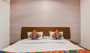 Postel nebo postele na pokoji v ubytování Divine Residency by JMD Group Near Yashobhoomi & Delhi IGI Airport