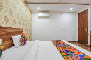 Postel nebo postele na pokoji v ubytování Divine Residency by JMD Group Near Yashobhoomi & Delhi IGI Airport