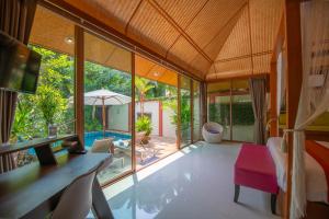 an open living room with a view of a pool at Pattaya Bungalow III, Totally Private Pool in Pattaya South