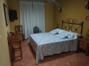 A bed or beds in a room at La Garzona