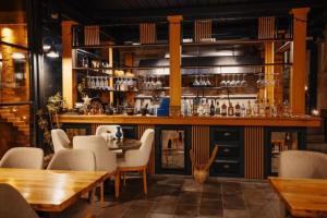 een restaurant met tafels en stoelen en een bar bij Misty Cave Hotel in Urgup