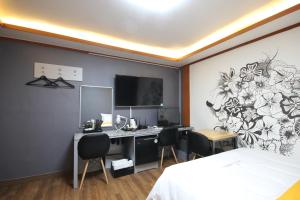 TV a/nebo společenská místnost v ubytování Business Hotel Busan Station