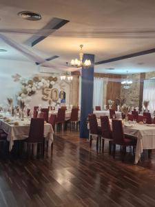 Ein Restaurant oder anderes Speiselokal in der Unterkunft Hotel Restaurante Setos 