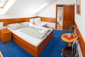 Oravský Biely PotokにあるPenzión Centrumの大きなベッドとバスルームのある寝室