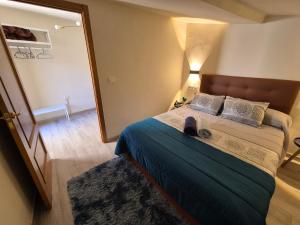 Postel nebo postele na pokoji v ubytování La Casita del Arco de San Andrés