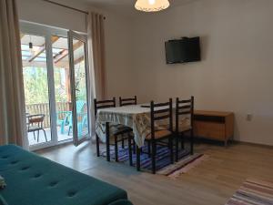 TV a/nebo společenská místnost v ubytování Apartman Otvoreno polje