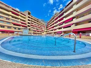 una piscina en medio de un edificio en Daniela Garden, en Puerto de Santiago