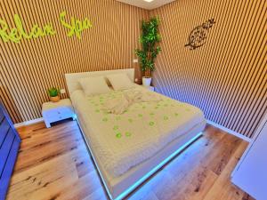 Postel nebo postele na pokoji v ubytování RELAX SPA-4 Pers-Jacuzzi-Parking-Jardin-Clim-Colmar