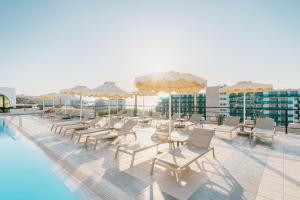 Bazén v ubytování Calypso Palace nebo v jeho okolí