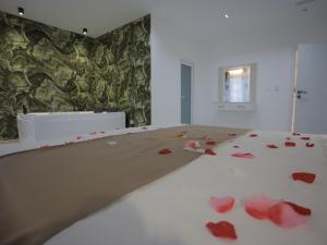 Postel nebo postele na pokoji v ubytování Shatri Hotel