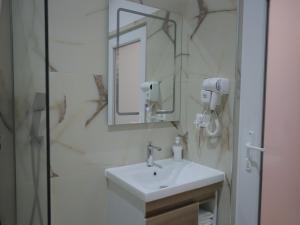 Koupelna v ubytování Shatri Hotel
