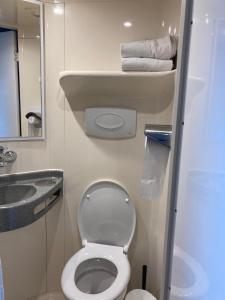 une petite salle de bain avec toilettes et lavabo dans l'établissement Mister Bed Lomme, à Lomme
