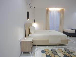 Postel nebo postele na pokoji v ubytování Shatri Hotel