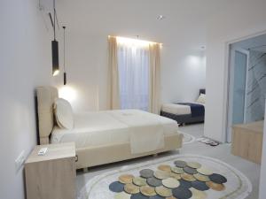 Postel nebo postele na pokoji v ubytování Shatri Hotel