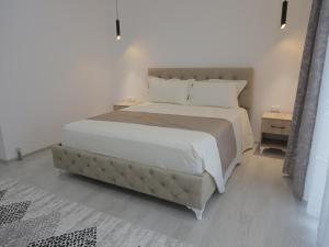 Postel nebo postele na pokoji v ubytování Shatri Hotel