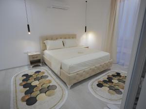 Postel nebo postele na pokoji v ubytování Shatri Hotel