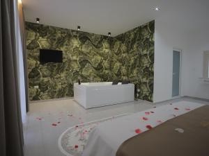 Postel nebo postele na pokoji v ubytování Shatri Hotel