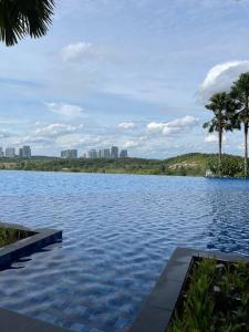 una gran piscina de agua con una ciudad al fondo en Sunway Grid Residence, Johor Bahru Homestay, en Iskandar Puteri