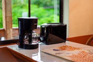 Příslušenství pro přípravu čaje a kávy v ubytování Coral Beach