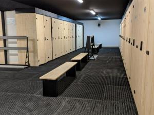 a row of lockers and benches in a locker room at Appart cosy 3 pièces, ski-in/out, piscine & spa, 8-10 pers. - FR-1-461A-26 in Arc 1600