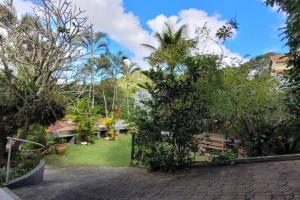 een tuin met bomen en een stenen oprit bij Casa atrás do Horto florestal in Santa Maria Madalena