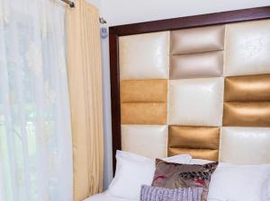 En eller flere senge i et værelse på Asiphileni