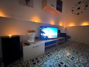 Μια τηλεόραση ή/και κέντρο ψυχαγωγίας στο Suite - Villa La Terrazza Sul Mare