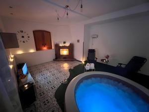 Μια τηλεόραση ή/και κέντρο ψυχαγωγίας στο Suite - Villa La Terrazza Sul Mare