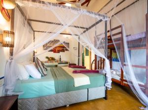 Кровать или кровати в номере Frangipani Beach Villa