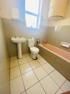 Bilik mandi di Cosy Apartment