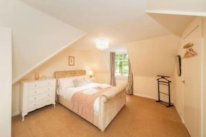 una camera da letto con un letto grande e una finestra di Red Squirrel Cottage, Family & Pet Friendly Adventure Retreat, Strathdon, Aberdeenshire a Towie
