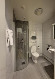 Koupelna v ubytování Hotel Torslanda + 37 fotografií