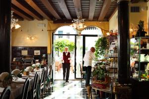 Restoran ili neka druga zalogajnica u objektu Pensione Accademia - Villa Maravege