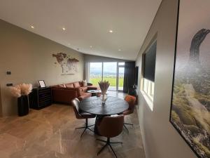Area soggiorno di Bay View Apartments