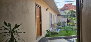 O grădină în afara Hotel Blossom