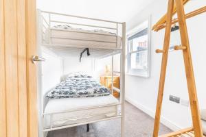 ブライトン＆ホーブにあるCharming & Chic, Cosy Beach Nest, Just 2-min walk!のベッドルーム1室(二段ベッド1組付)