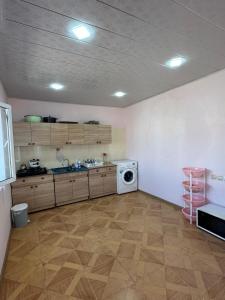 eine Küche mit Waschmaschine in einem Zimmer in der Unterkunft Elegant Red House in Baku