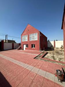 ein rotes Backsteingebäude auf einer roten Backsteinauffahrt in der Unterkunft Elegant Red House in Baku