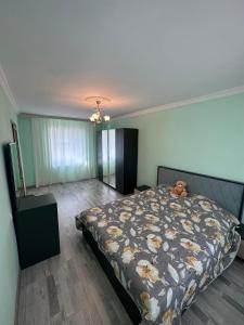 ein Schlafzimmer mit einem Bett, auf dem ein Teddybär liegt in der Unterkunft Elegant Red House in Baku