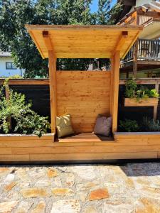 A garden outside DaHome Appartements