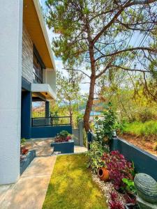 una casa con giardino di fronte a una casa di R-Haus Baguio a Baguio