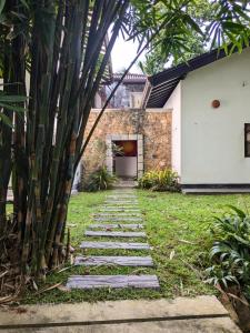 un chemin en pierre devant une maison dans l'établissement Solace Villa, à Dikwella