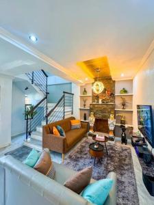 un soggiorno con divano e camino di R-Haus Baguio a Baguio